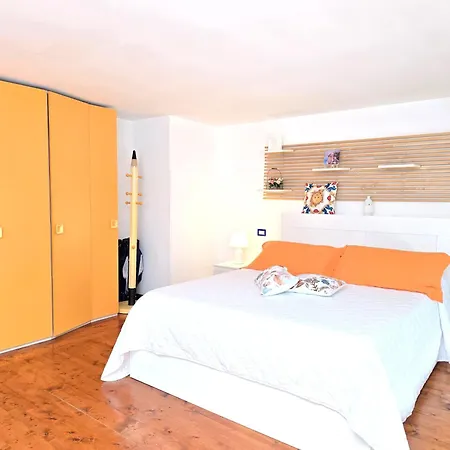 Starview Apartment - Comfy Apt By The Center Bed & Breakfast
